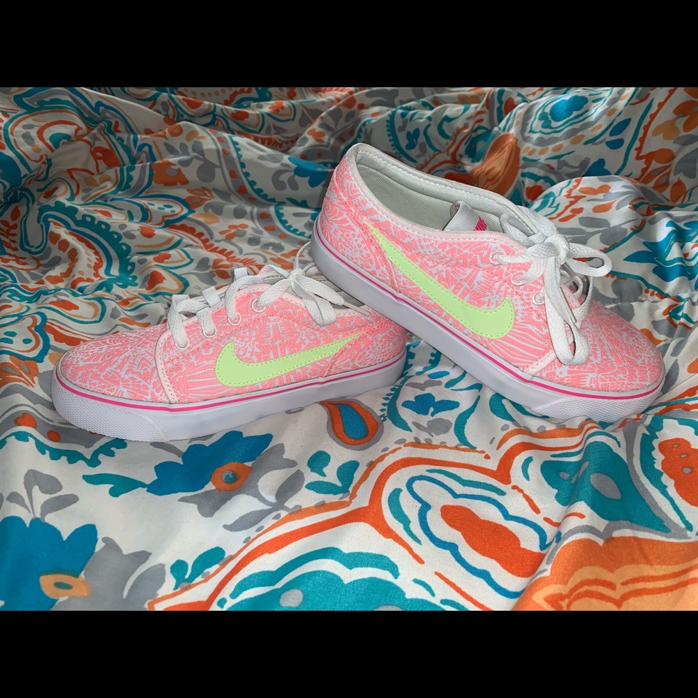 Nike Sneakers// size 4y